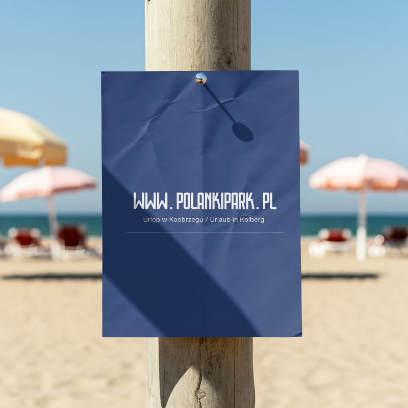 Plakat na plaży z adresem strony