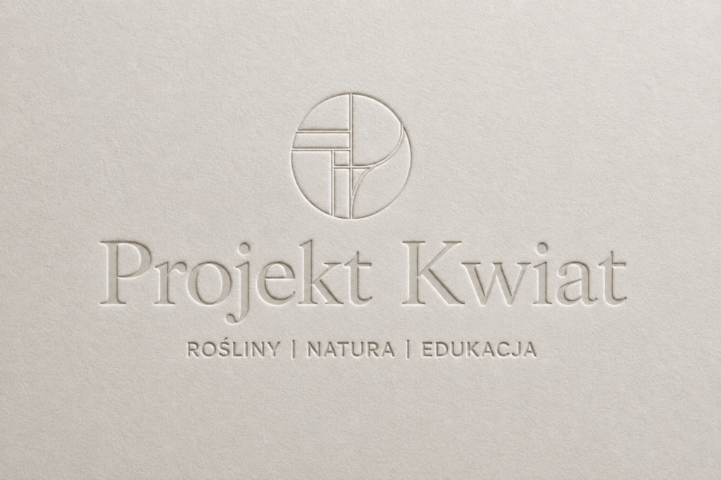 Logo Projekt Kwiat wytłoczone na jasnym papierze Logo Projekt Kwiat – tłoczenie na papierze