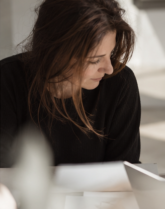Beata Kujawa – projektantka stron i brandingu Beata Kujawa, projektantka stron i brandingu, podczas pracy przy biurku